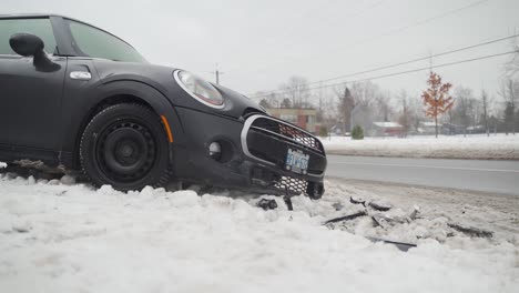 Abgestürzter-Mini-Cooper-Am-Straßenrand-Im-Schnee