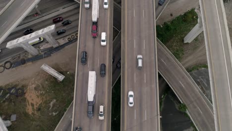 Este-Video-Trata-Sobre-Una-Vista-Panorámica-Del-Tráfico-En-Hora-Pico-En-La-Autopista-Principal-De-Houston