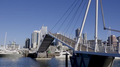 Cruce-De-Wynyard-Levantando-En-El-Puerto-Del-Viaducto-De-Auckland