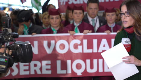 Weibliche-Fernsehreporterin-Und-Betreiberin,-Die-Air-Italy-Protest-Ausstrahlt