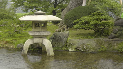 Nahaufnahme-Der-Traditionellen-Steinlaterne-Namens-Toro-Im-Garten-Kenroku-en,-Kanazawa,-Japan