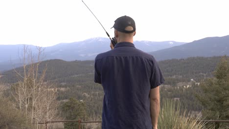 El-Hombre-Habla-Por-Radio-Mientras-Mira-El-Bosque-Nacional-Y-El-área-Silvestre-Cerca-De-Bailey,-Colorado