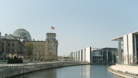 Distrito-Gubernamental-De-Berlín-Con-El-Histórico-Reichstag-Alemán-Y-Edificios-Modernos