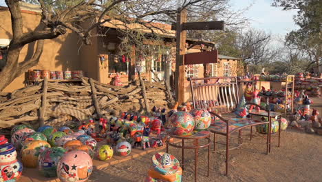 La-Cerámica-Y-La-Alfarería-Tradicionales-Y-Coloridas-Hechas-A-Mano-Se-Exhiben-A-La-Venta-En-Tubac,-Arizona