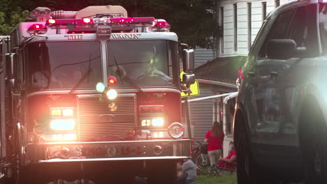 Policía-De-Bomberos-Y-Camión-De-Bomberos-En-El-Desfile-De-La-Pequeña-Ciudad-De-Pennsylvania,-Cámara-Lenta