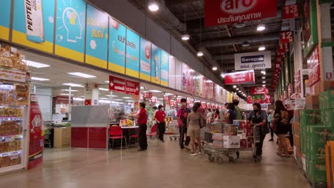 La-Gente-Está-Comprando-Comestibles-En-Los-Supermercados-Después-De-Que-El-Gobierno-Tailandés-Anunciara-El-Cierre-De-Bangkok-Para-Resolver-El-Problema-Del-Covid-19