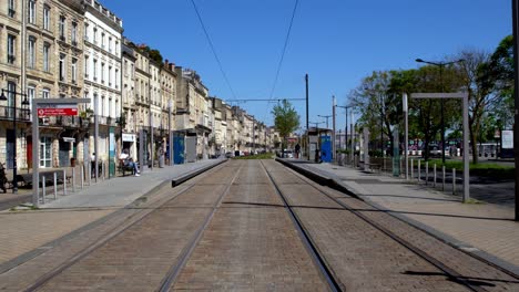 Die-Straßenbahnhaltestelle-Chartrons-In-Der-Quai-Des-Chartrons-Avenue-Während-Der-Covid-19-pandemie,-Dolly-Out-Shot