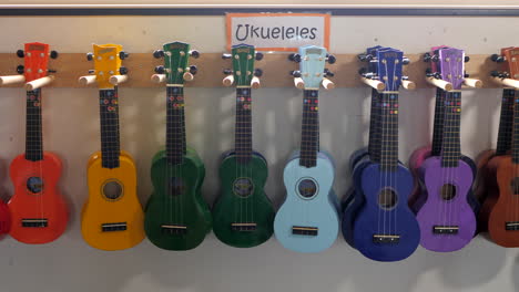 Viele-Ukulelen-Hängen-An-Der-Wand-Eines-Musikklassenzimmers,-Schwenk-Nach-Rechts