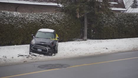 Blick-Auf-Einen-Abgestürzten-Kotflügelbieger-Im-Schnee