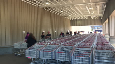 La-Tienda-Mayorista-De-Costco-Monitorea-El-Número-De-Personas-Permitidas-Adentro-Para-Comprar-En-Roseburg,-Oregon-Debido-Al-Virus-De-La-Corona---Plano-General