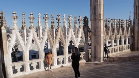 Duomo-Di-Milano-Dach-Mit-Ein-Paar-Touristen,-Die-Am-Sonnigen-Morgen-Rumhängen-Und-Fotos-Machen