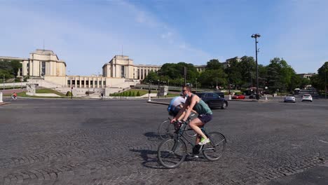 Warschauer-Ort-In-Der-Nähe-Von-Trocadero-In-Paris-An-Einem-Ruhigen-Sommertag-Nach-Einer-Covid-sperrung-Mit-Wenigen-Autos-Und-Fahrradfahren-Herum,-Breiter-Schwenkschuss