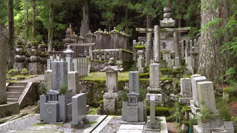 Antiguo-Cementerio-Histórico-Oku-no-in-Con-Lápidas,-Ubicado-En-Koyasan---Una-Pequeña-Ciudad-En-La-Prefectura-Japonesa-De-Wakayama