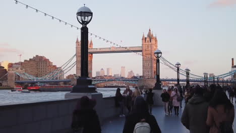 Handheld-Spaziergang-Zusammen-Mit-Massen-Von-Londonern-Und-Touristen-Am-Flussufer-In-Der-Nähe-Der-Tower-Bridge
