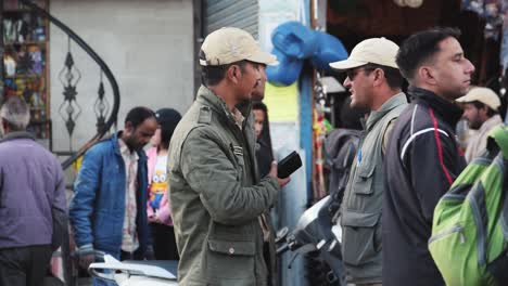 Dos-Policías-Hablando-Entre-Ellos-Cerca-De-La-Calle-Del-Mercado