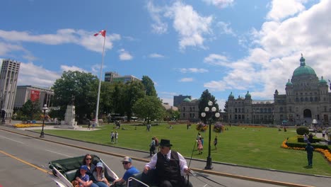 Conduciendo-Por-La-Calle-Con-Vistas-Al-Edificio-Del-Parlamento-En-Victoria-En-Canadá