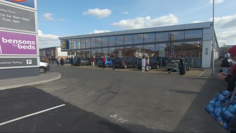 Käufer,-Die-Sich-Auf-Dem-Lidl-parkplatz-In-Ruislip-Anstellen,-Während-Sie-Soziale-Distanzierungsmaßnahmen-Einhalten