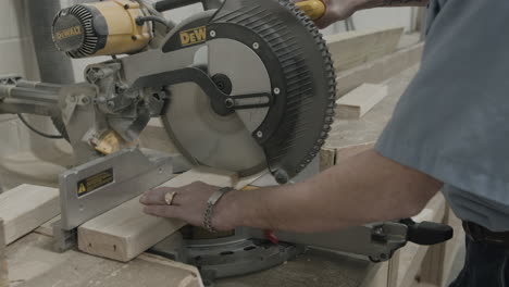 El-Carpintero-Utiliza-Una-Sierra-De-Mesa-Para-Cortar-Un-Trozo-De-Madera-De-2x4.