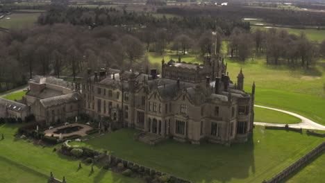 Un-Castillo-Mansión-Gótica-En-La-Rica-Campiña