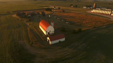 Kreisende-Drohne-Schuss-Zaunkönig-Farm-Hochzeitsort