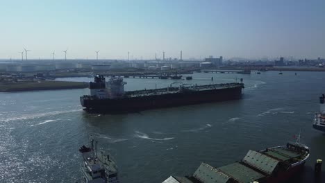 Tankschiff-Verlässt-Den-Hafen-Von-Rotterdam