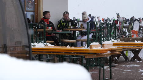 Amigos-Charlando-En-El-Bar-De-La-Estación-De-Esquí-Durante-Las-Nevadas