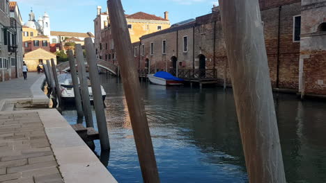 Hyperlapse,-Der-An-Einem-Sonnigen-Tag-Durch-Die-Straßen-Von-Venedig-Mit-Booten,-Brücken-Und-Alten-Gebäuden-Geht