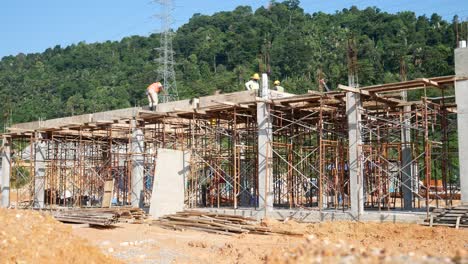 Trabajadores-De-La-Construcción-Instalando---Fabricando-Trabajos-De-Encofrado-De-Madera-En-El-Sitio-De-Construcción