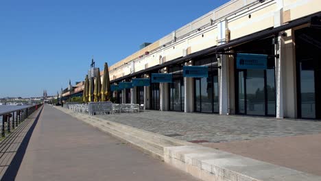 La-Escuela-De-Negocios-Insec-Cerró-Durante-La-Pandemia-De-Covid-19-En-La-Orilla-Del-Río-Garona,-Toma-De-Mano-Estable