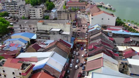 Imágenes-Aéreas-De-Drones-Tomadas-En-El-Barrio-Chino,-Un-Casco-Antiguo-Tradicional-En-Kuala-Trengganu,-Malasia