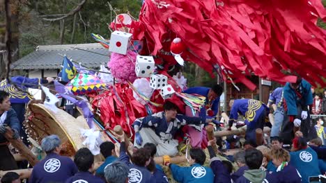 Sagicho-Matsuri,-Viento-Que-Sopla-A-Través-De-La-Multitud-Durante-Un-Intenso-Momento-De-Batalla