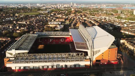 El-Icónico-Estadio-De-Fútbol-Anfield-De-Liverpool-Al-Amanecer-Vista-Aérea-Subiendo-Inclinado-Hacia-Abajo