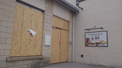 Primer-Plano-De-La-Puerta-De-Un-Pub-Tapiado-Durante-El-Coronavirus-En-Escocia