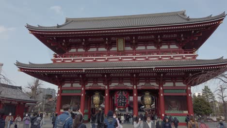 South-gate-of-Hozomon,-entrance-to-Sensoji-Temple-in-slow-motion