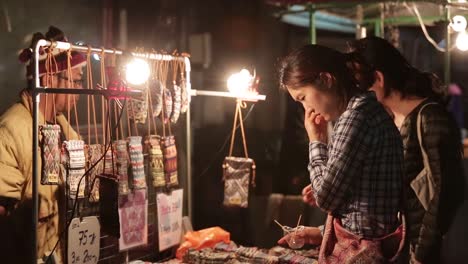 Turistas-Comprando-Recuerdos-Locales-En-El-Mercado-Nocturno-De-Pai,-Mae-Hong-Son,-Tailandia