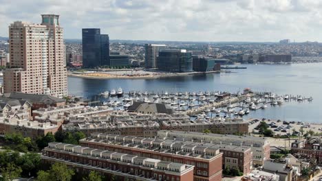 Antenne-Bietet-Gehobene-Wohnungen-Am-Wasser,-Appartements,-Eigentumswohnungen-Am-Baltimore-Inner-Harbour-Marina,-Der-Patapsco-River-öffnet-Sich-Zur-Chesapeake-Bay-In-Maryland,-Usa