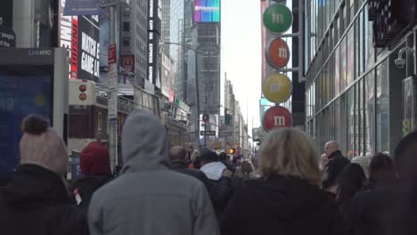 An-Einem-überfüllten-Herbstnachmittag-Auf-Dem-Times-Square-In-Der-Nähe-Des-Mm&#39;s-Ladens-Spazieren