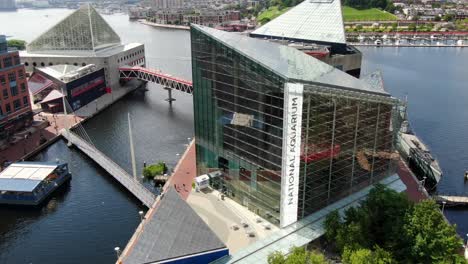 Antena-Del-Acuario-Nacional-Vista-Desde-El-Puerto-Interior-De-Baltimore,-Hogar-De-La-Selva-Tropical-Y-El-Espectáculo-De-Delfines