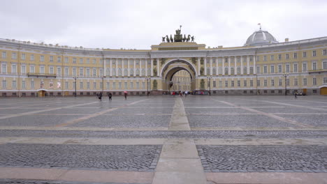 The-general-staff-building-on-Palace-Square-in-Saint-Petersburg,-Russia,-in-front-of-the-Winter-Palace