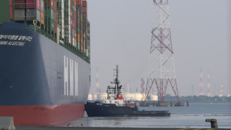 HMM-Algeciras-pushed-into-position-by-a-tugboat-from-the-side