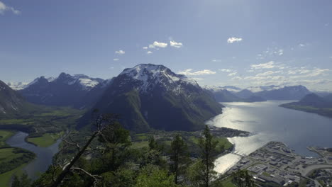 Ein-Rechter-Schwenkblick-über-Einige-Berge-Und-Fjorde