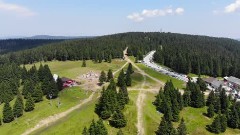 Rogla-Eslovenia-Senderos-Para-Caminatas-Durante-La-Temporada-De-Primavera-Que-Pasan-Por-El-área-Del-Remonte-Cerca-Del-Estacionamiento,-Tiro-Aéreo