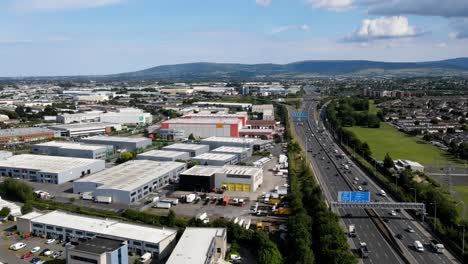 Vista-Aérea-De-Los-Vehículos-Que-Circulan-Por-La-Autopista-M50-En-Dublín,-Irlanda---Hiperlapso