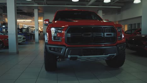 Roter-Ford-F150-Raptor-Pickup-In-Voller-Größe-In-Einem-Ausstellungsraum-Des-Händlers