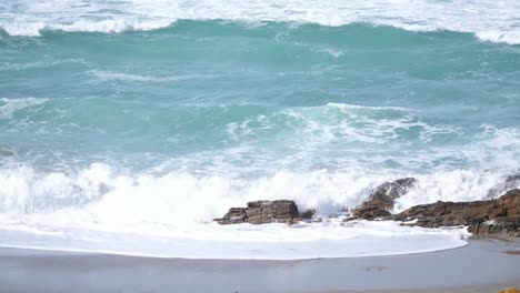 Die-Wellen-Im-Meer-Krachen-Gegen-Die-Felsen-Am-Strand