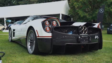 En-Movimiento-Revelando-Las-Hermosas-Líneas-De-Una-Pagani-Huayra-En-Exhibición-De-Autos