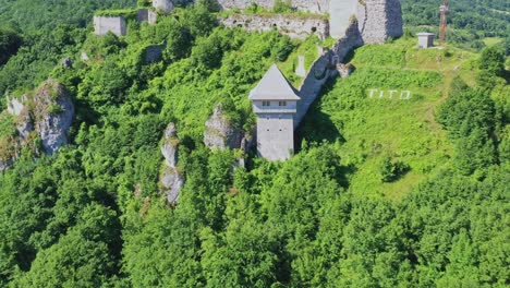 Aerial-Dolly-Back-Over-Overgrown-Ruins-Of-Ostrovica-Castle
