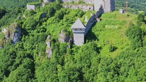 Vuelta-Del-Carro-Aéreo-Sobre-Las-Ruinas-Cubiertas-De-Maleza-Del-Castillo-De-Ostrovica