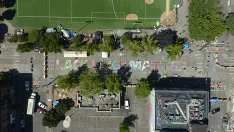 Un-Dron-Desciende-Sobre-El-Arte-Callejero-&quot;Black-Lives-Matter&quot;-En-La-Zona-Autónoma-De-Capitol-Hill-En-Seattle