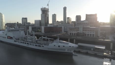 Liverpool-Frente-Al-Mar-Vista-Aérea-Marina-Real-Militar-Barco-Amanecer-Edificios-De-Gran-Altura-Horizonte-Paralaje-Izquierda